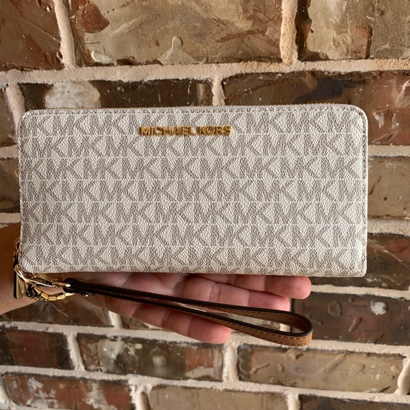 OFFERS?NEW Michael Kors Travel Continental Wallet - Picture 6 of 8